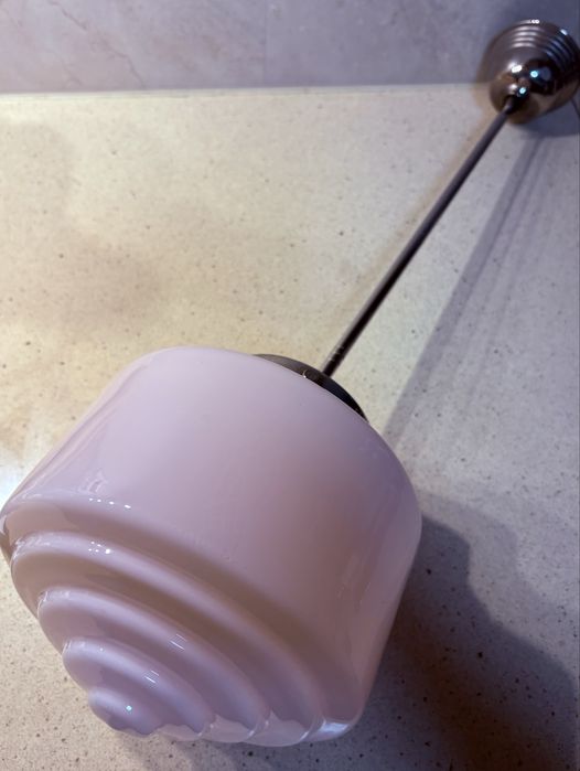 Antigo candeeiro dos anos ‘50 com vidro opalino rosa e armaçào cromada