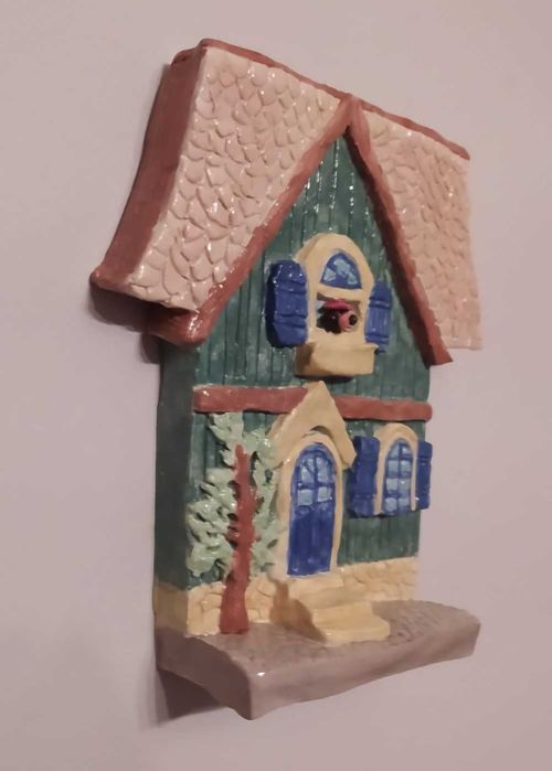 Escultura de cerâmica feita à mão: cão na sua casa de madeira