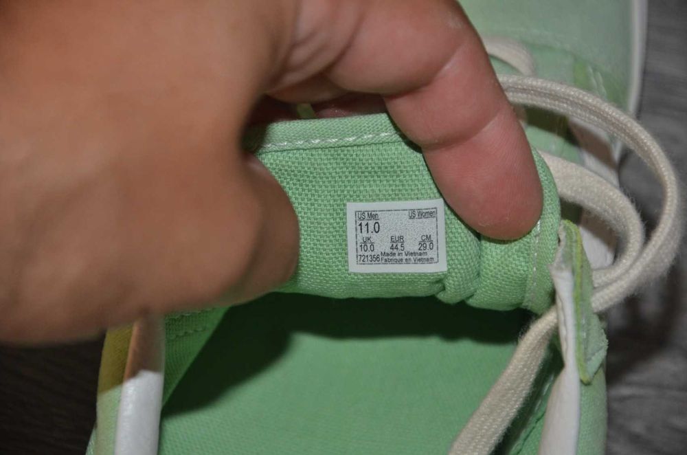 Продам кросівки замша Фірма VANS.