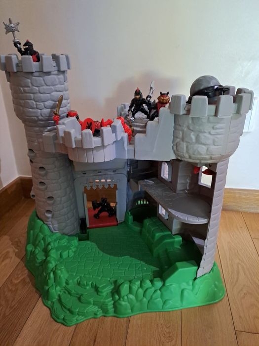 Castelo com figuras