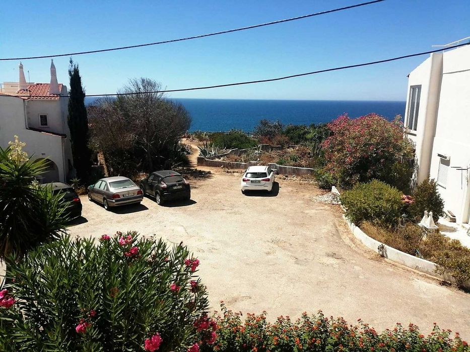Apartamento T1, longa duração, completamente mobilado e equipado, vista oceano, a 3 min. da praia, em Vale Centianes, Carvoeiro.