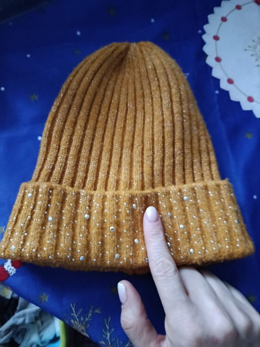 Czapka z cekinkami