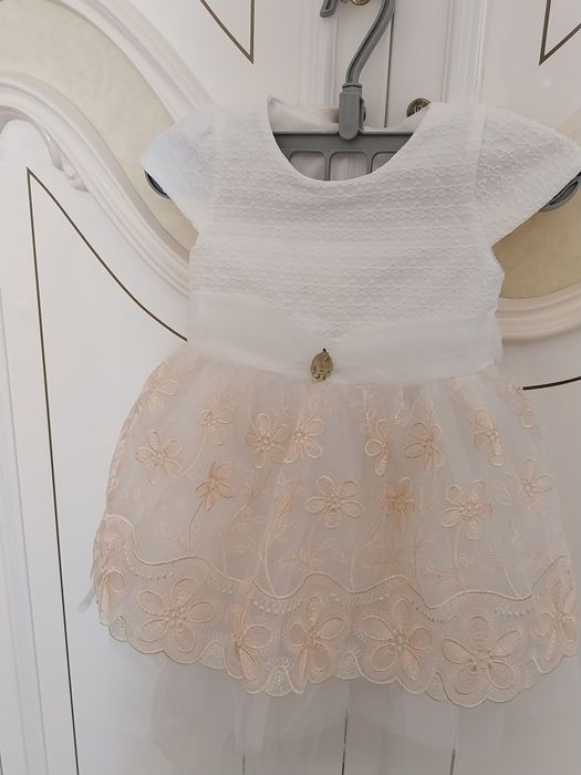 Дитяча  сукня.  Зі шлейфом. На рочок