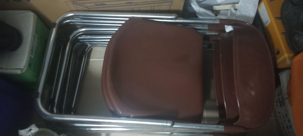 Cadeiras em inox e plástico