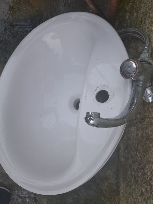 Lavatorio de coluna em bom estado e torneira