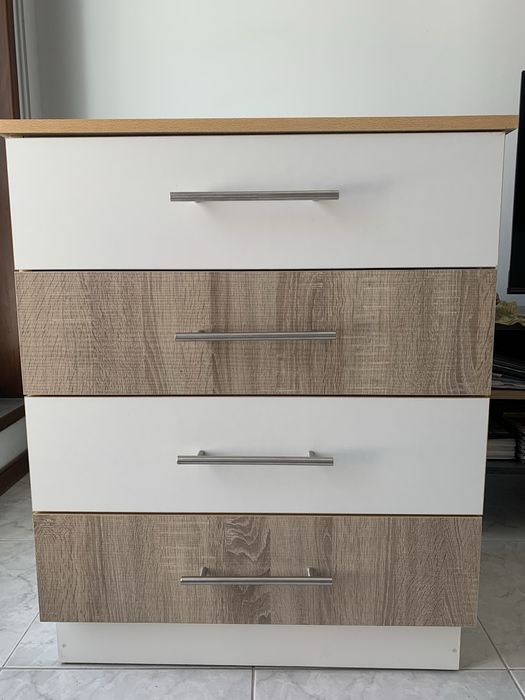 Cómoda com 4 gavetas branco e carvalho cambridge altura 84cm, largura 69cm e fundura 44cm