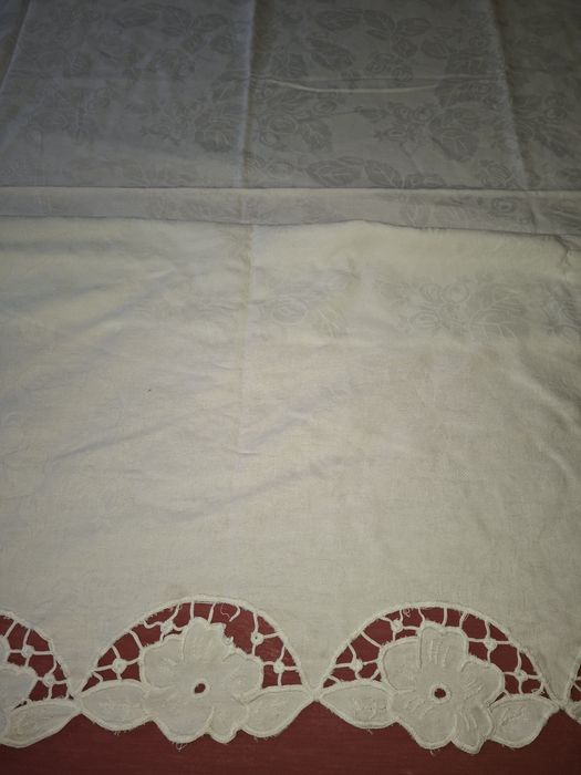 Obrusy białe haftowane