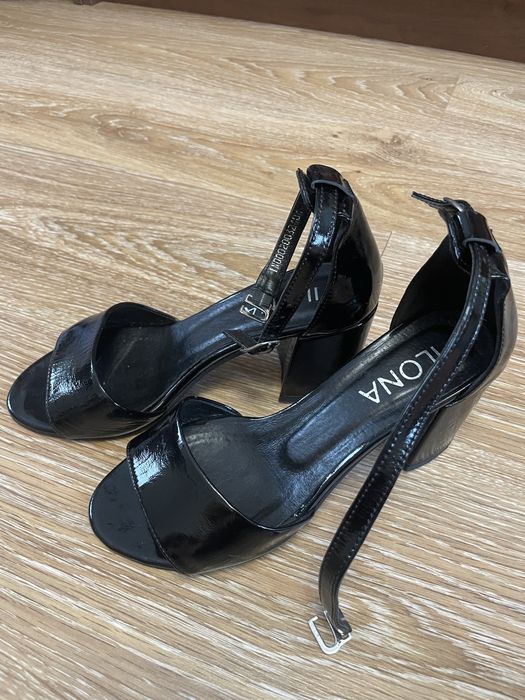 Шкіряні босоніжки