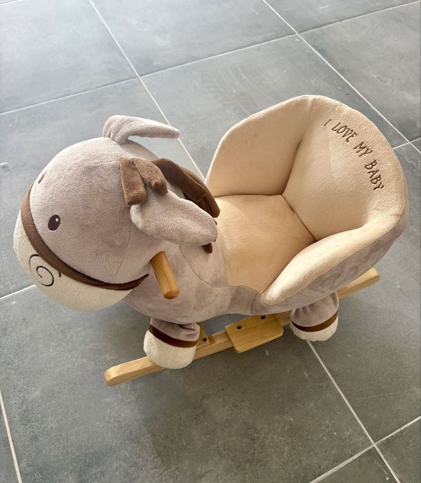 Cavalo de baloiço com som