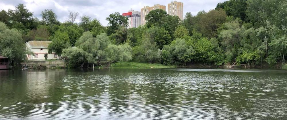 Продається будинок біля Голосіївського парку в оточенні озер.