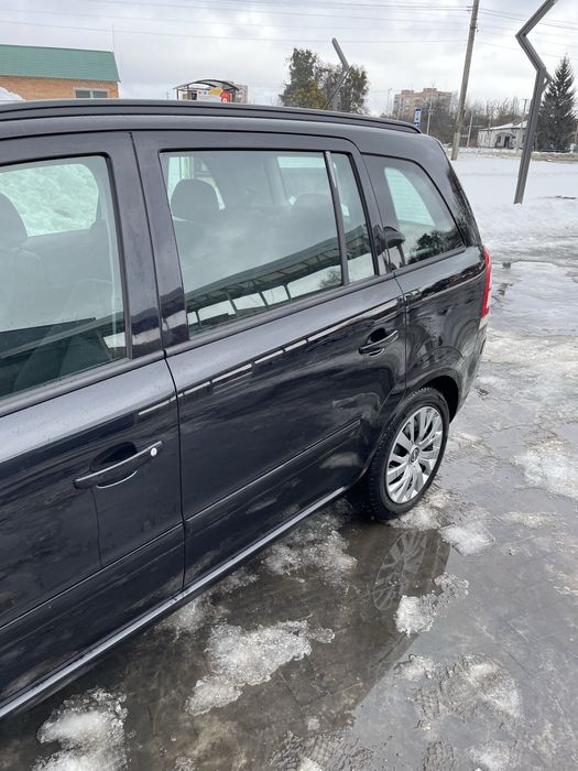 Opel Zafira.               .