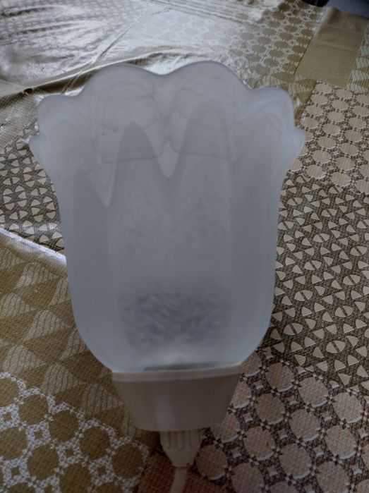 Lampa sufitowa. Klosz ze szkła koloru mlecznego.Sprawna.