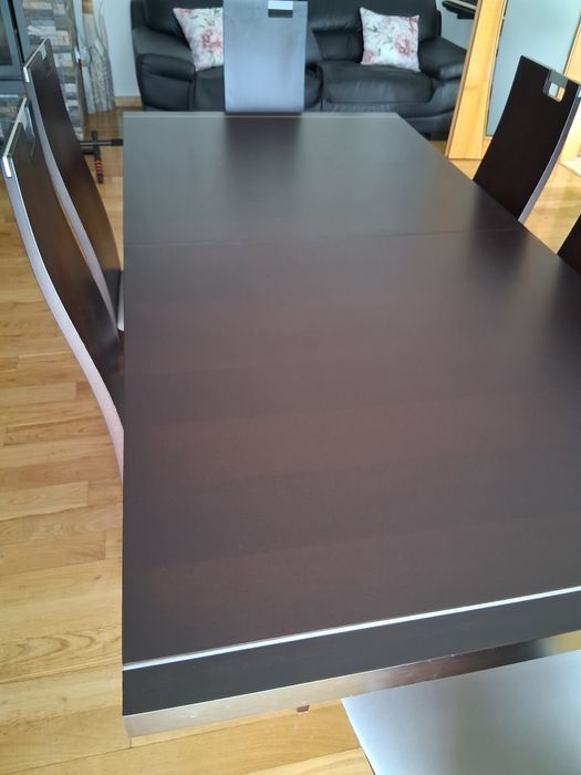 Vendo mesa (180×90) com 6 cadeira estufadas.  É  extensível até 2.68 m