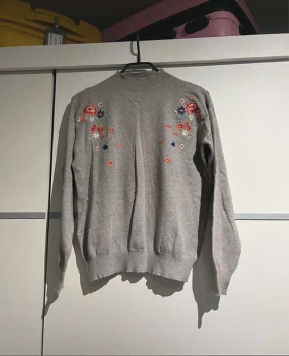 szary sweterek z haftem kwiatowym idealny na jesień S