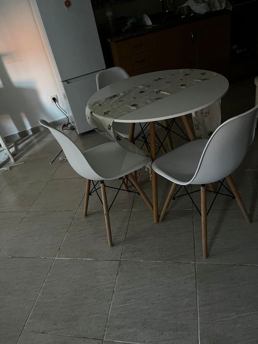 Movéis de Sala de estar e cozinha, movél de TV, Estante de livros, mesa redonda com 4 cadeiras incluidas, sofá roxo acinzentado e frigorifico.