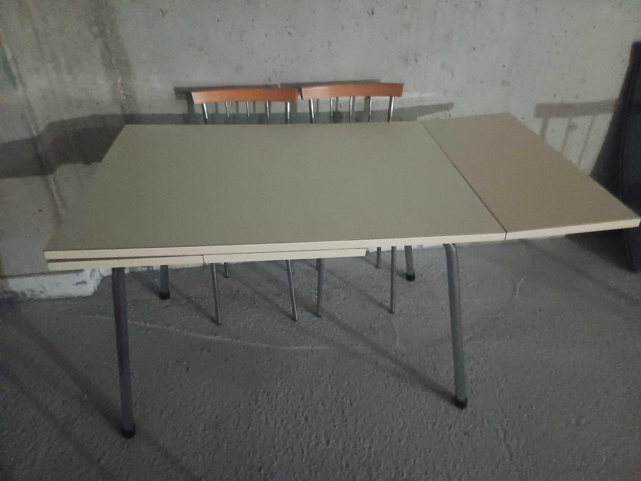 Mesa de cozinha com cadeiras