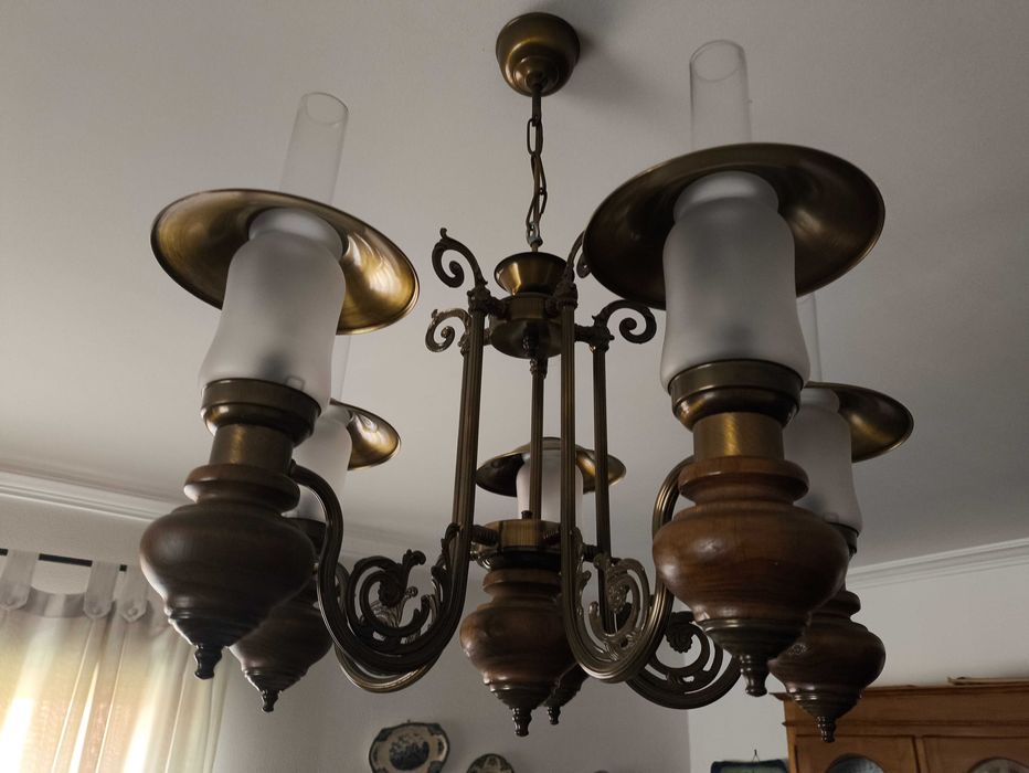 Sala de jantar em Castanho