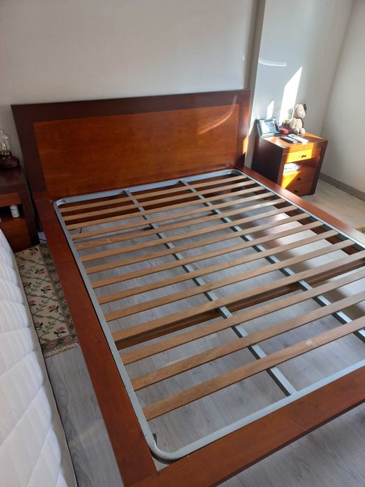 Cama de cerejeira com estrado