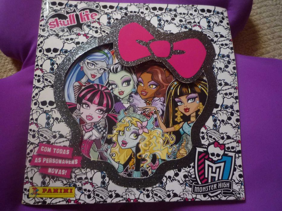 Caderneta Monster High da Panini Skull lite quase completa
