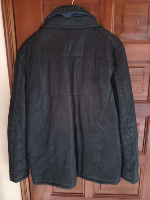 Casaco em preto gola em pêlo
