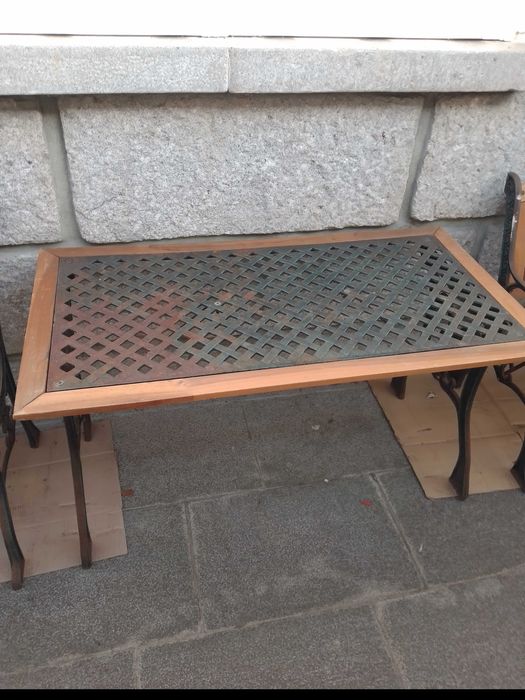 Mesa e 4 bancos de jardim