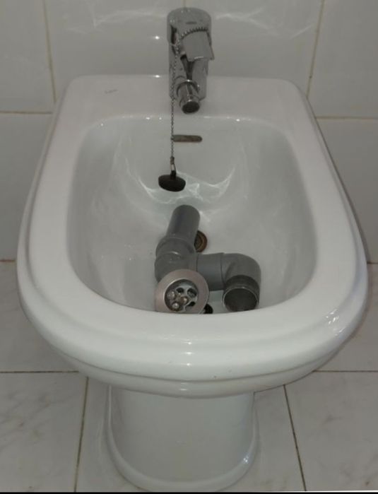 Bidé c/ torneira Grohe e/ou necessário casa de banho e/ou seca toalhas