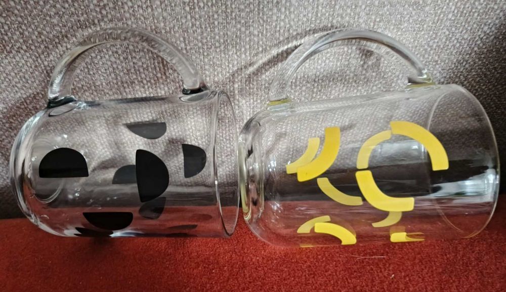 Kubek z hartowanego szkła z uchem.