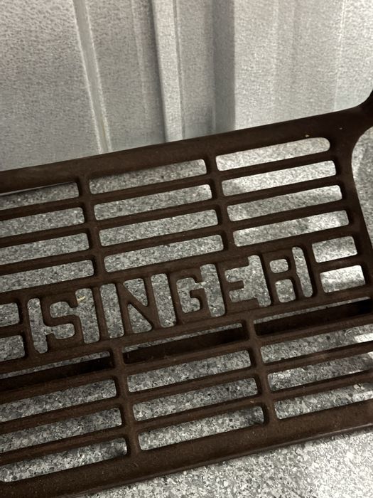 Máquina de costura antiga Singer com mesa