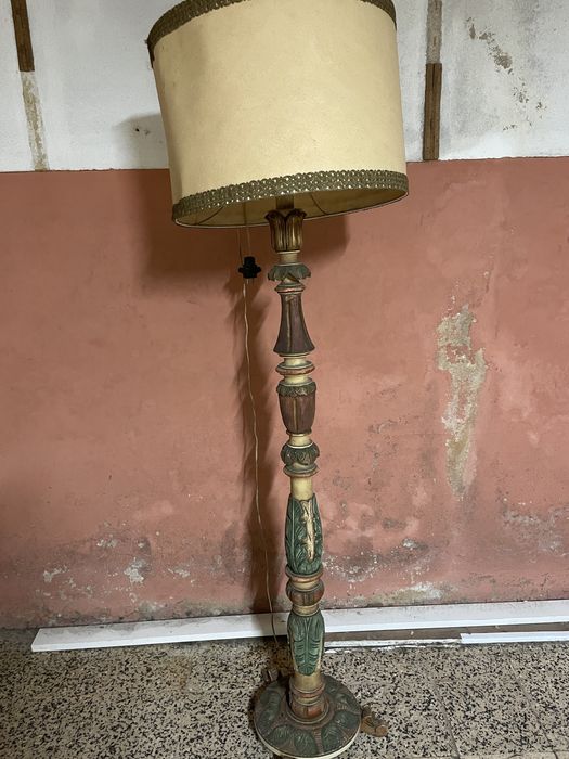 Candeeiro de pé todo trabalhado à mão