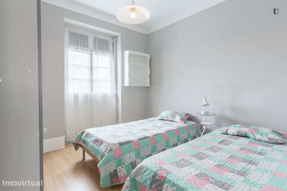 Quarto - localizado em Campanhã Porto