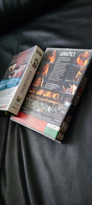 2× VHS Lunatycy, tożsamość