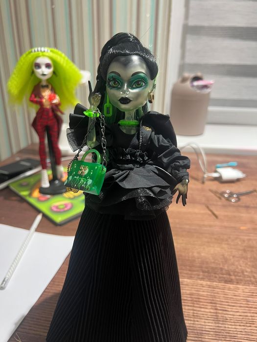 Monster high off-white