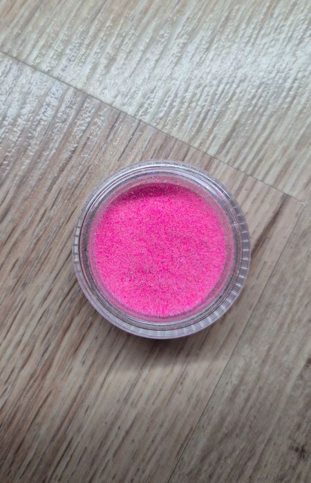 Różowy pyłek do paznokci