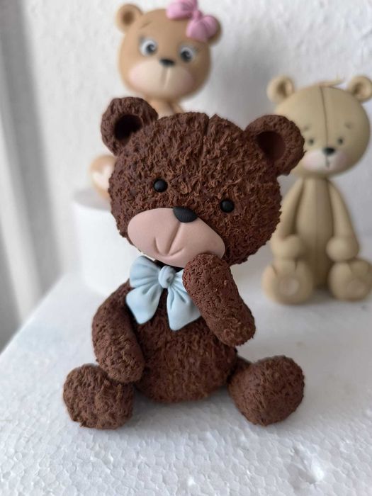 Słodki miś z masy cukrowej na tort. Ozdoba na tort