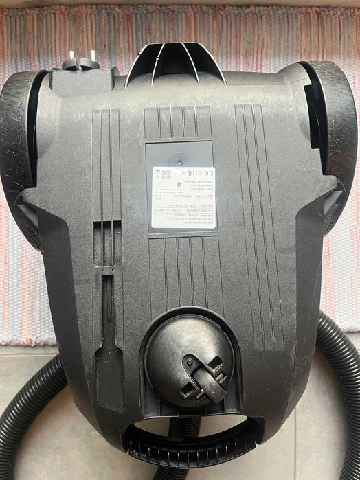 Aspirador Bosch Série 2  em excelente estado de funcionamento. Saco para o aspirador oferecido.