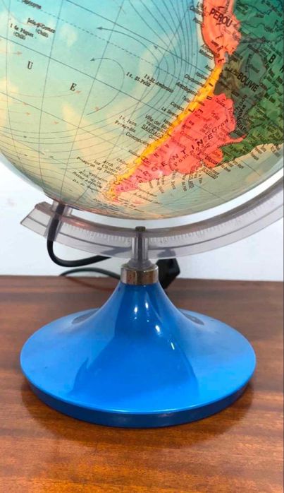 Globo terreste iluminado, italiano.