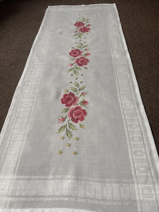 Bieżnik   Haftowany róze do kolekcji