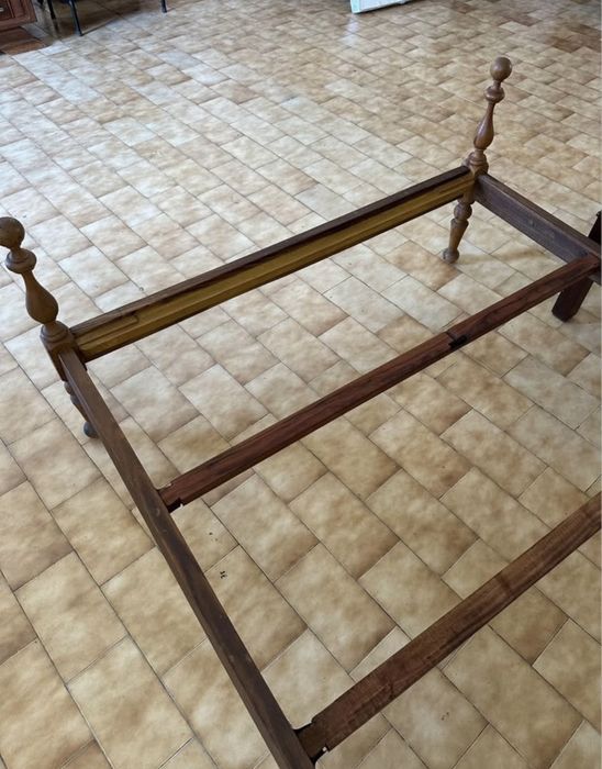 Estrutura de Cama de Casal em Madeira