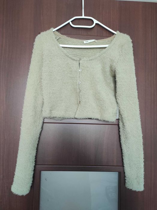 Beżowy sweterek krótki,mięciutki Stradivarius