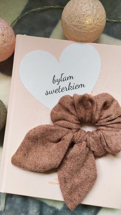 Ekologiczna gumeczka scrunchie z kokardą szyta z materiałów z odzysku