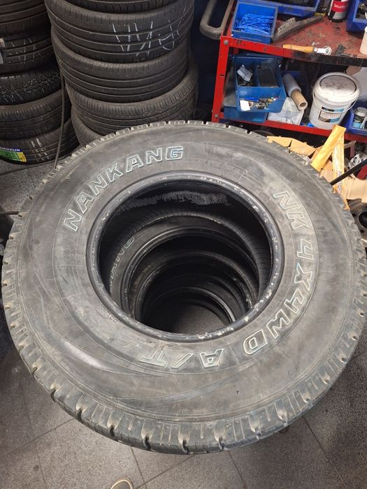 Peneus 31/10/50/R15 + jantes 15 terrano