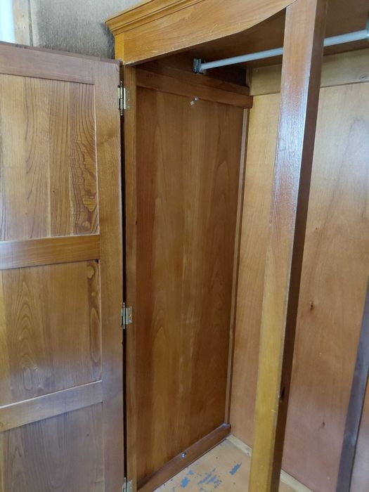 Móvel Guarda Vestidos em Madeira de Castanho - Largura: 1,62m; Altura: 1,80m; Profundidade: 60cm