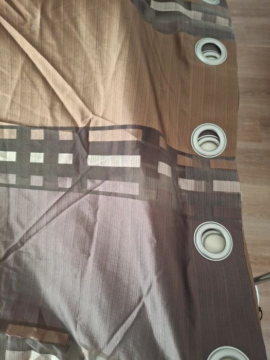 Um cortinado elegante com argolas em excelente estado