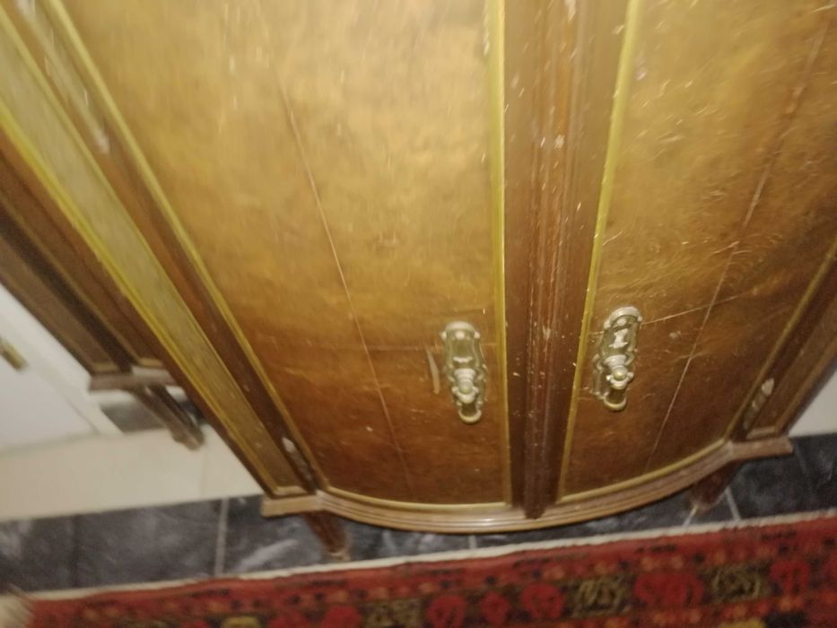 Móvel mogno com embutidos em latão