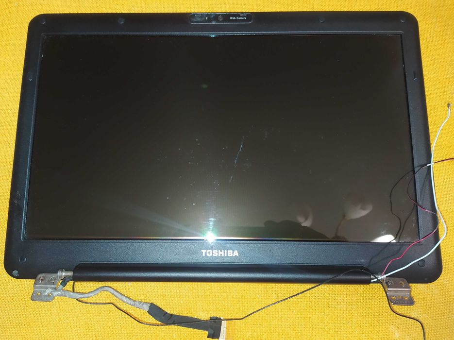 Obudowa klapa matrycy wraz z matrycą Toshiba L500