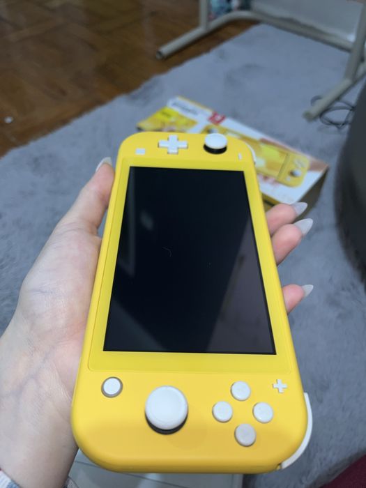 Nintendo Switch Lite + 3 Jogos