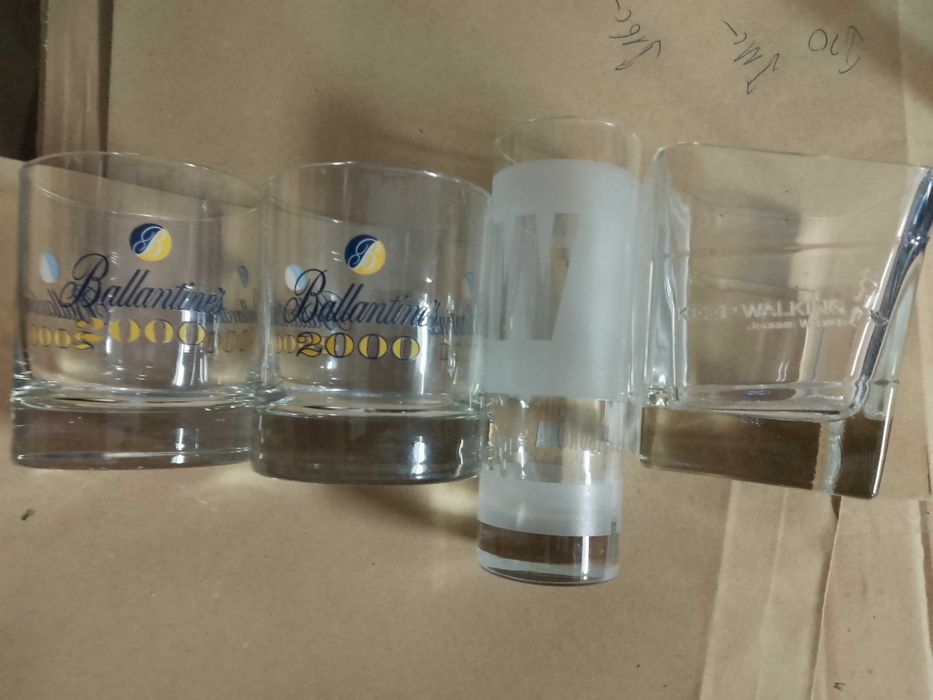 stare 3 szklanki do whisky , 2 x Szklanki Ballantine's i 1 x johnny walker plus 1 szklanka wyborowa