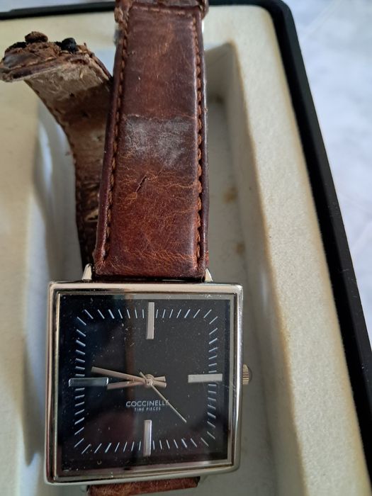 Vários relógios com caixa