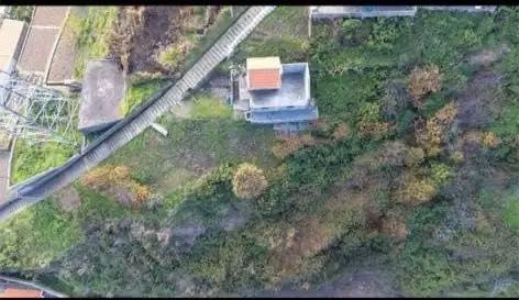 Terreno com construção iniciada.