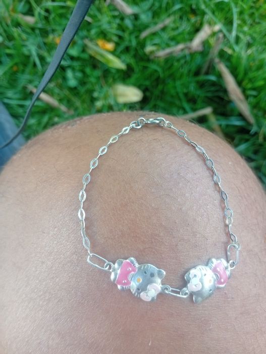Tenho para vender 3 peças em prata , um pingente com a letra B, uma pulseira da hello Kitty, um anel